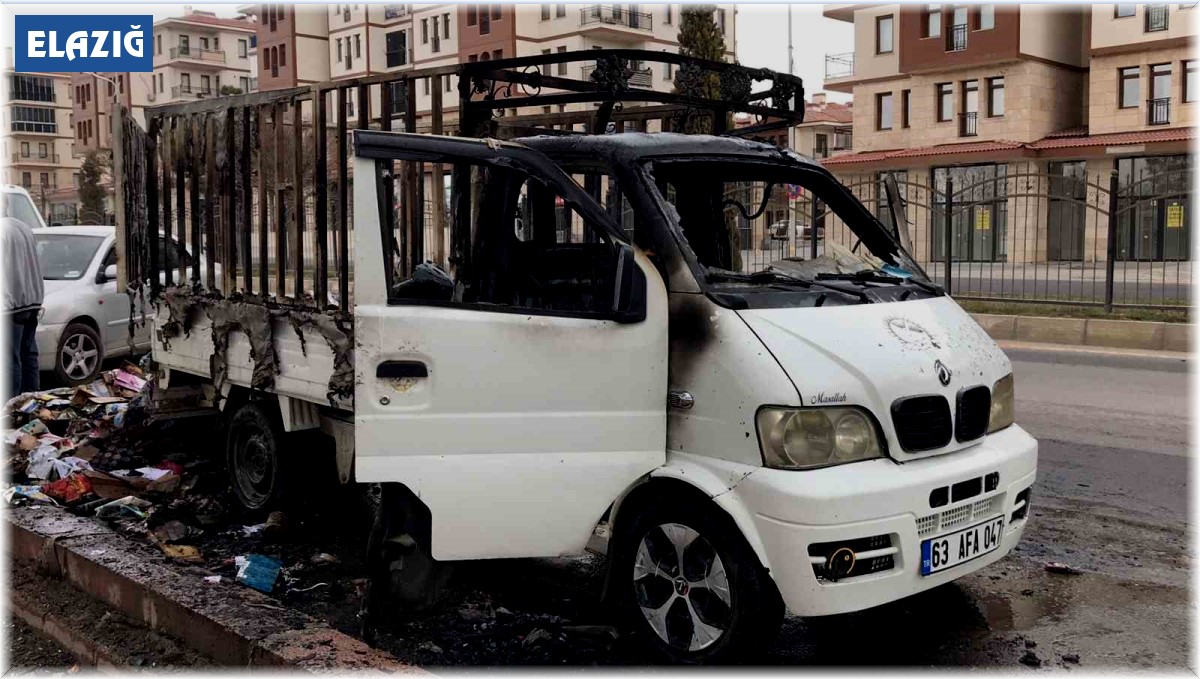 Seyir halinde alev alan pikap küle döndü, 14 yaşındaki çocuk yaralandı