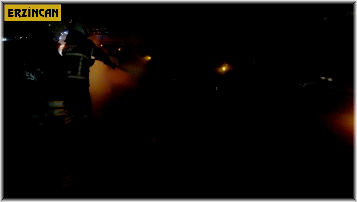 Seyir halinde lastiği yanan tır itfaiye ekiplerince söndürüldü