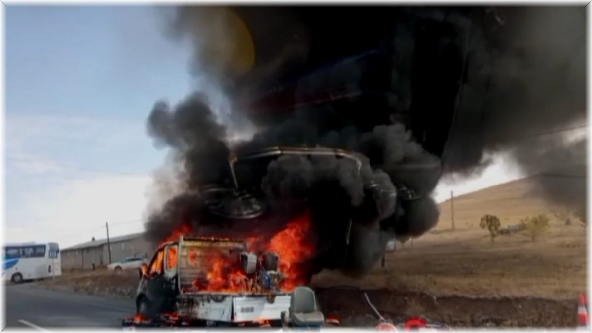 Seyir halindeki kamyonet alev alev yandı