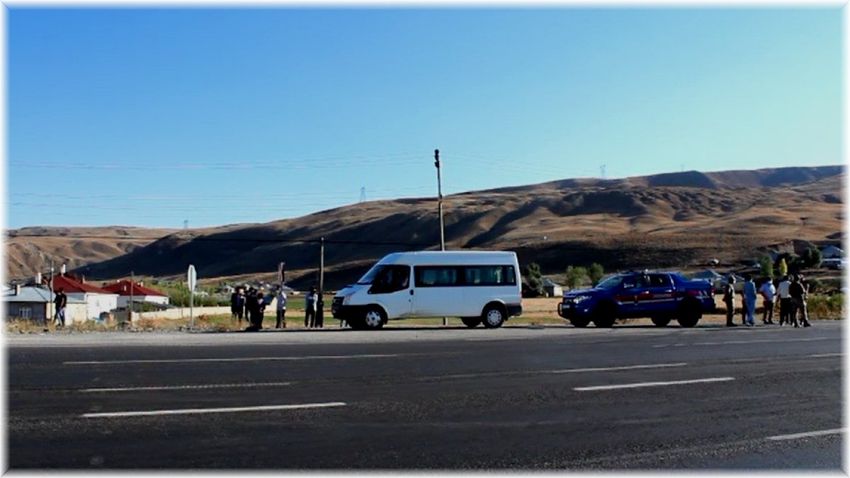 Seyir halindeki minibüsten düşen 2 kişi yaralandı