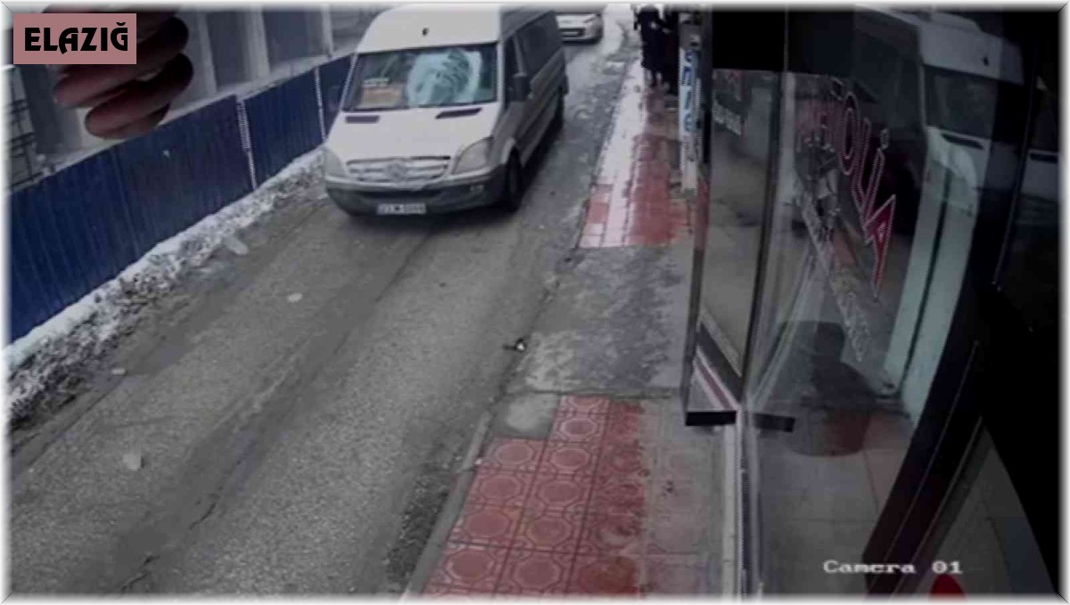 Seyir halindeki minibüsün üzerine buz kütlesi düştü