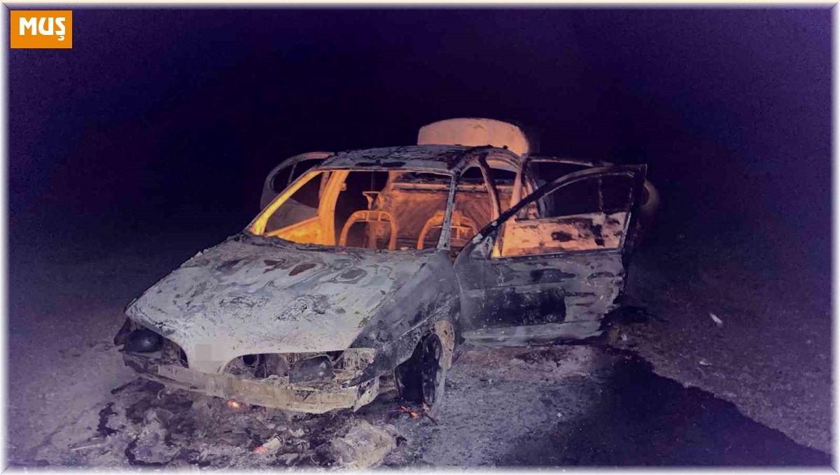 Seyir halindeki otomobil alev aldı, 4 kişi son anda kurtuldu