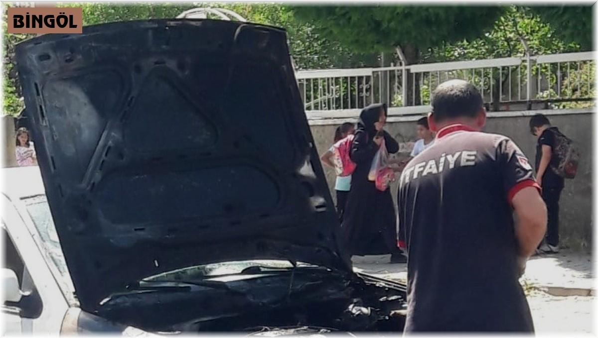 Seyir halindeki otomobil alev aldı, itfaiye söndürdü