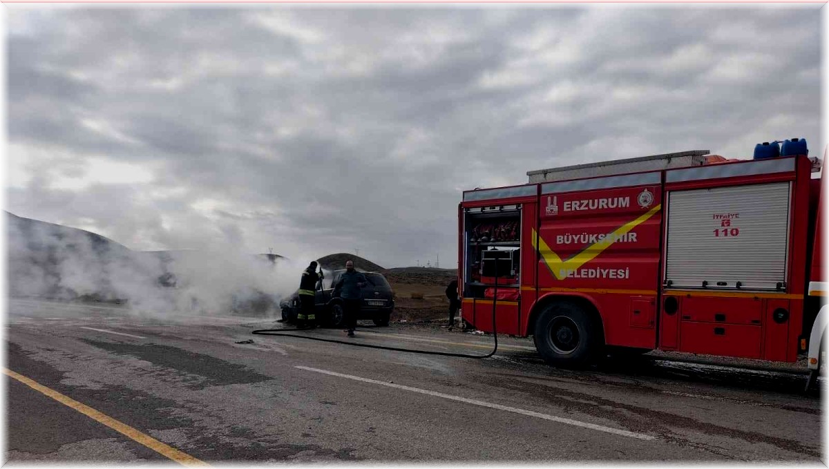 Seyir halindeki otomobil aniden alev aldı