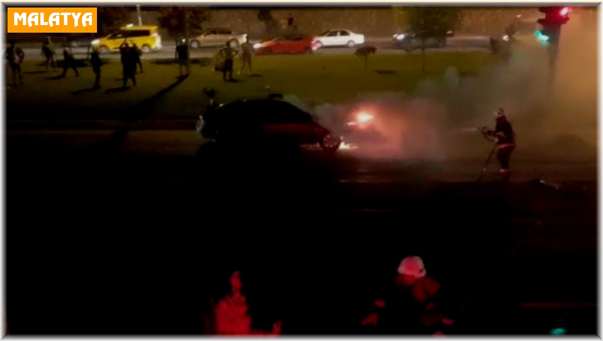 Seyir halindeki otomobilin motor kısmı alev aldı