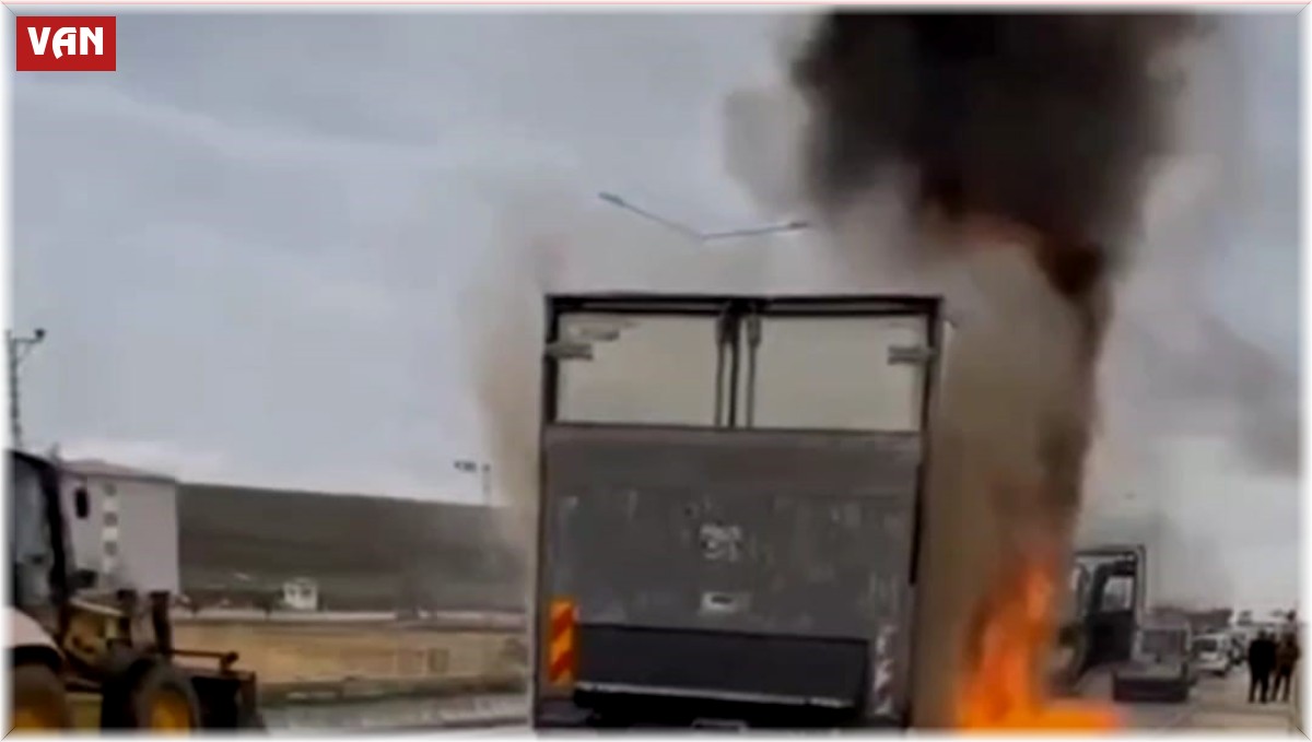 Seyir halindeki tır alev alev yandı