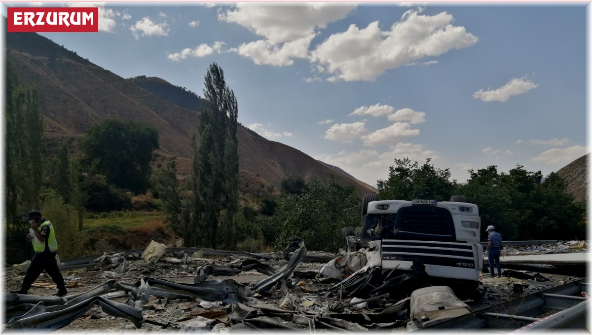 Seyir halindeki tır yola devrildi felaket kazada şoför feci şekilde hayatını kaybetti