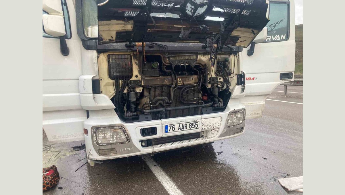 Seyir halindeki tırda yangın çıktı