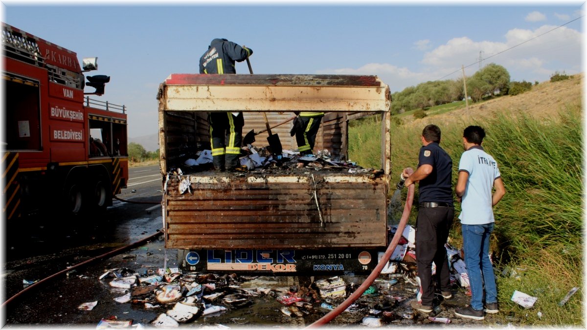 Seyir halindeki tırın dorsesi alev aldı