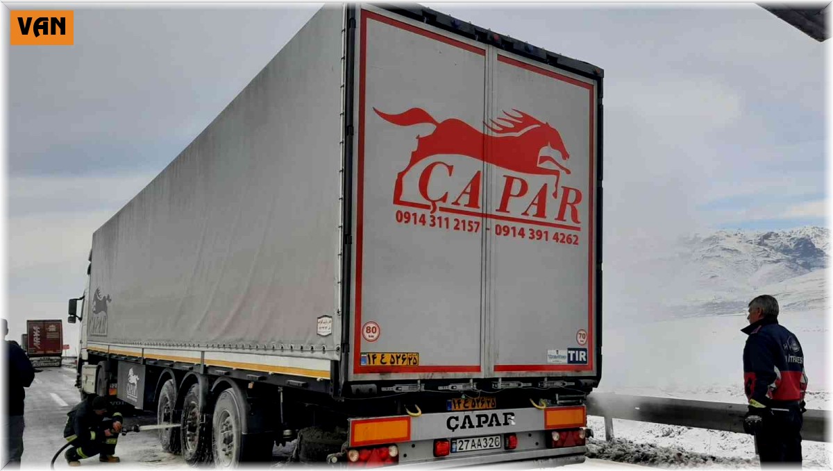 Seyir halindeki tırın lastikleri yandı