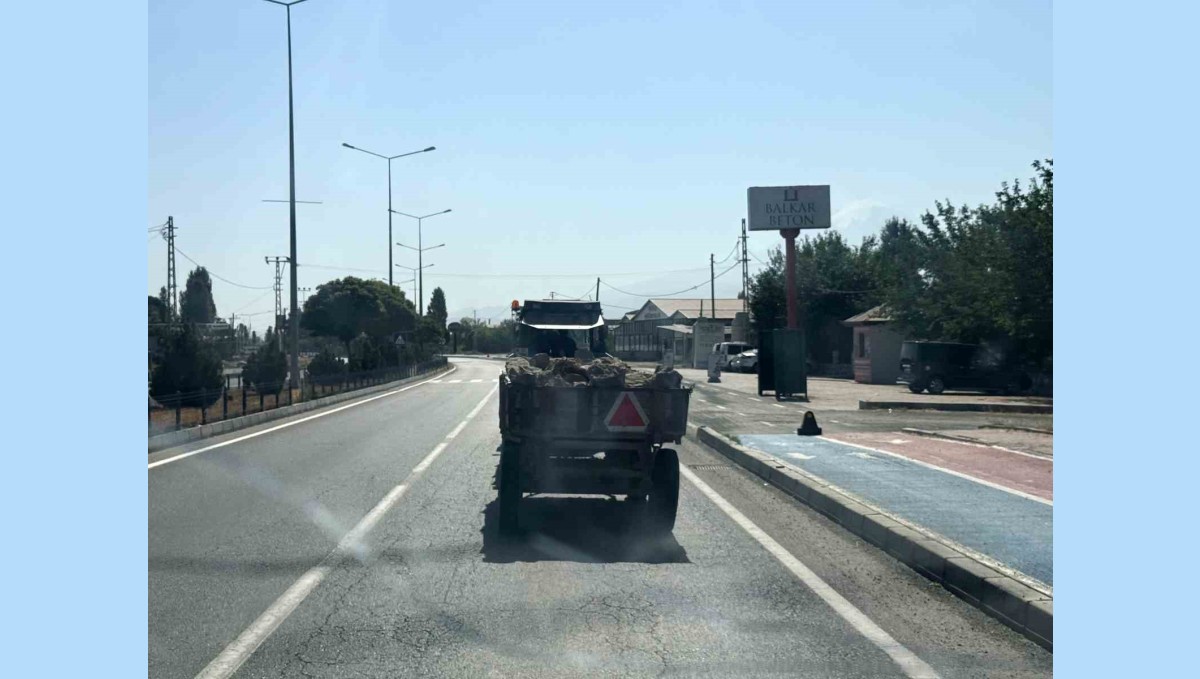 Seyir halindeki traktörün römork lastikleri korkuttu