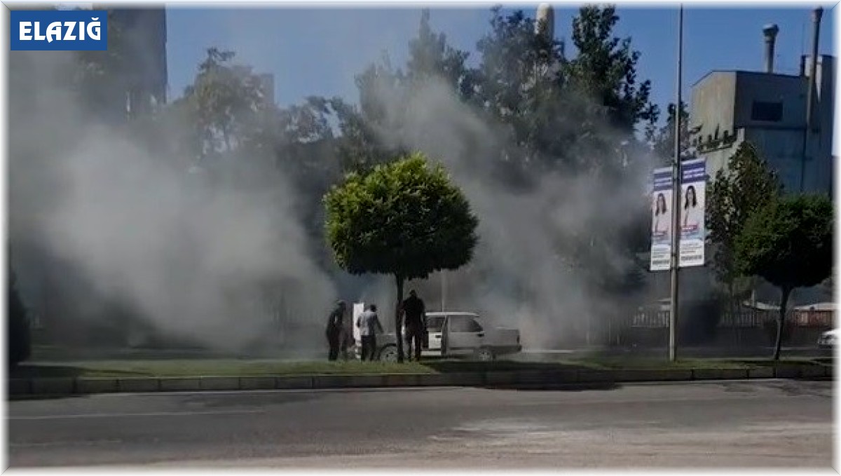 Seyir halindeyken alev alan araç, sürücülerin müdahalesi ile söndürüldü