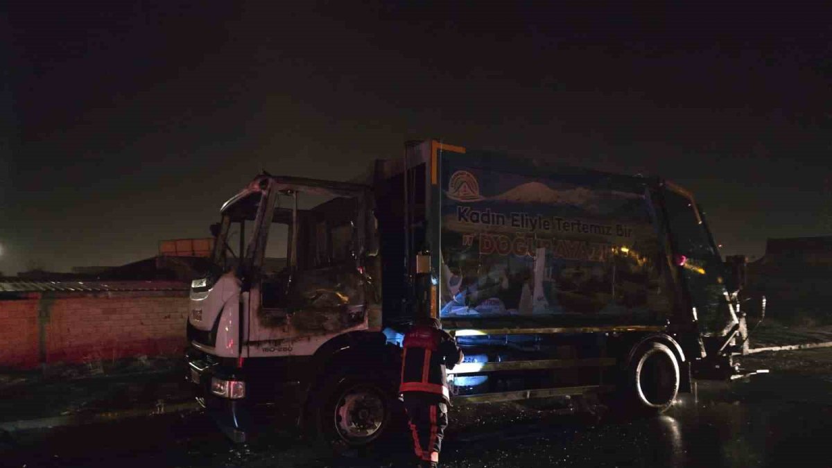 Seyir halindeyken alev aldı: Van Tuşba’da çöp kamyonu yandı