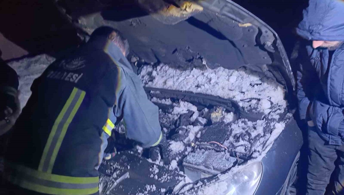 Seyir halindeyken yanan aracın motoruna karla müdahale