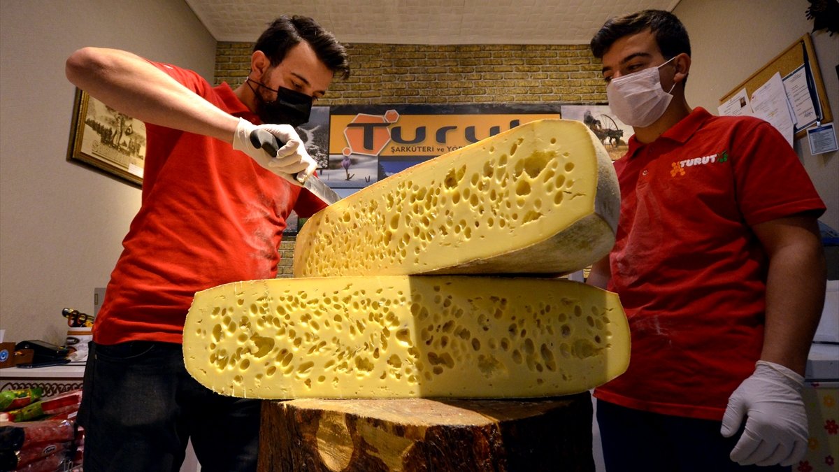 Sezonun ilk gravyer peyniri tezgahlarda yerini aldı