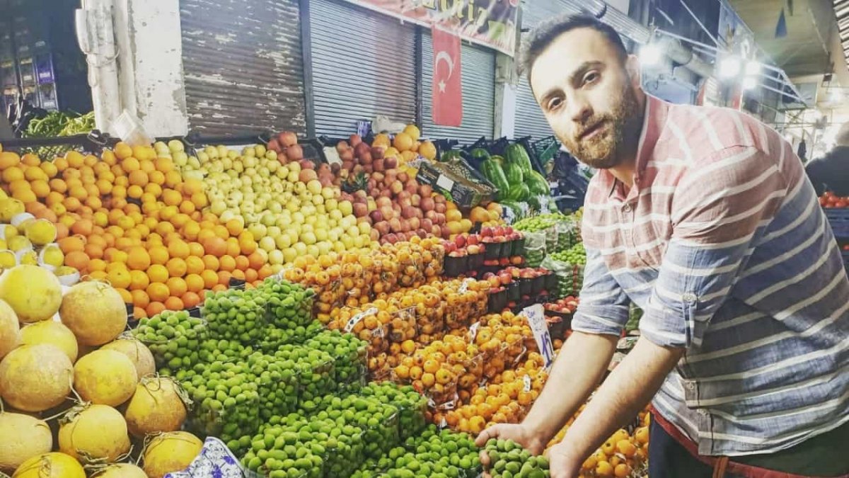 Sezonun ilk kayısı çağlaları pazarlarda yerini aldı