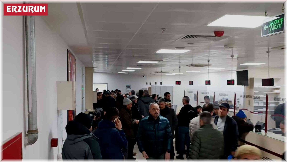 SGK binası önünde EYT kuyruğu