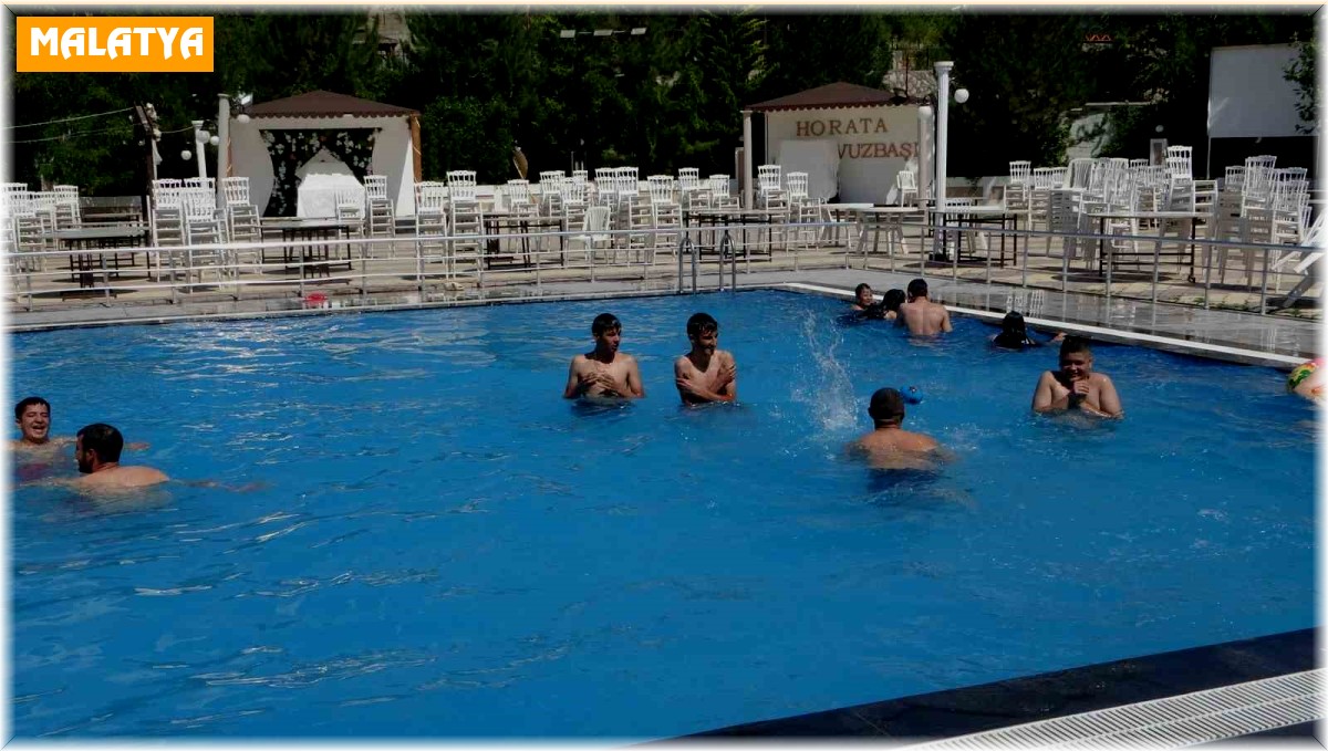 Sıcak hava bunalttı, havuzlar doldu