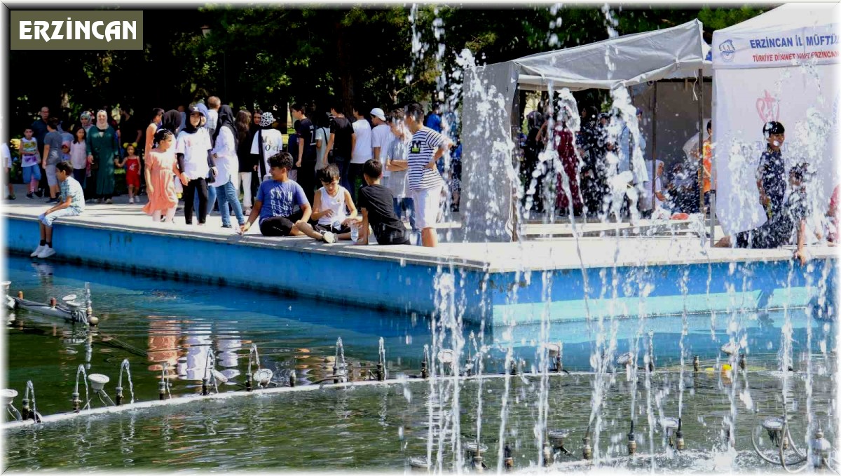 Sıcak havadan kaçan Erzincanlılar soluğu parklarda alıyor