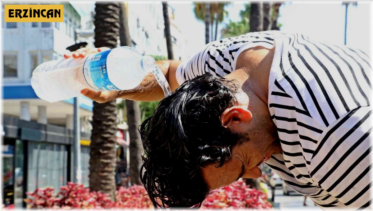 Sıcak havalarda susuzluk hissi olmasa bile her gün en az 2-2,5 litre sıvı tüketilmeli