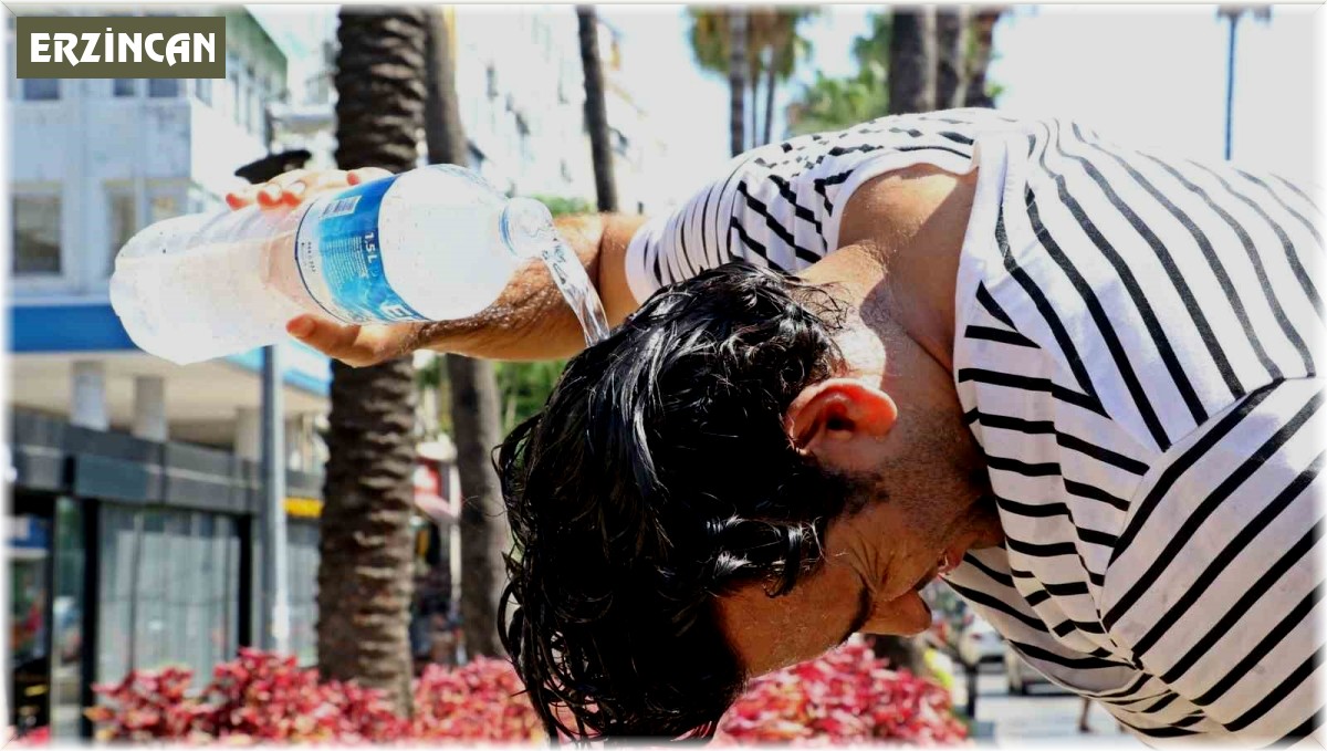 Sıcak havalarda susuzluk hissi olmasa bile her gün en az 2-2,5 litre sıvı tüketilmeli