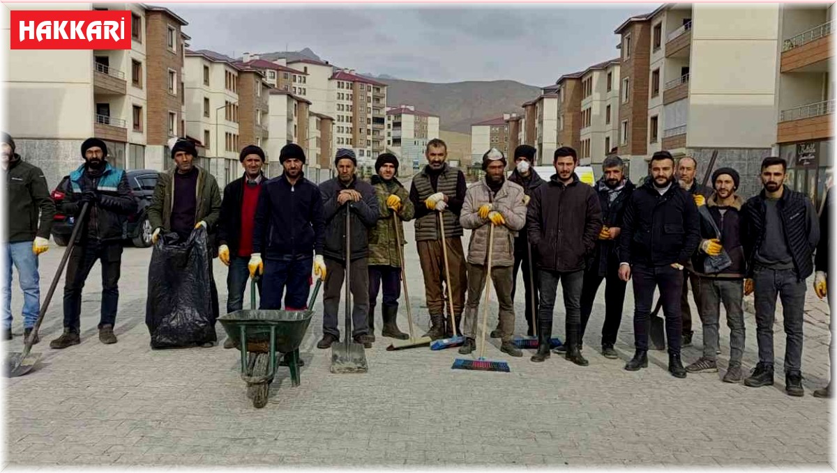 Sıcak havayı fırsat bilen mahalle sakinleri mıntıka temizliği yaptı