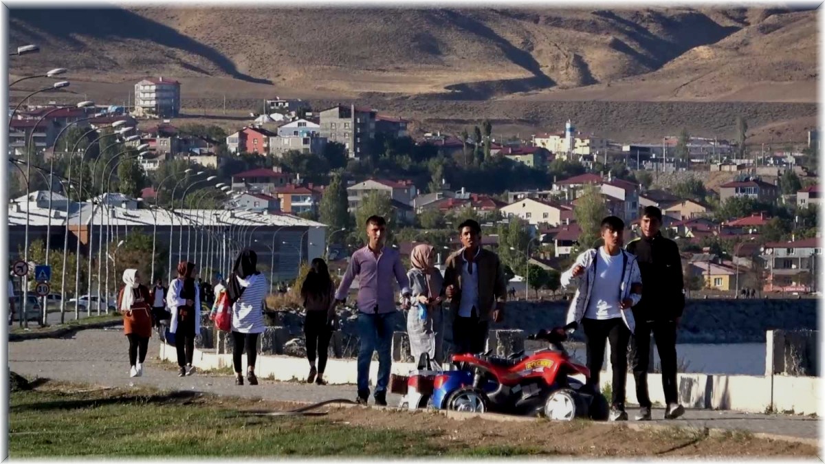 Sıcaklığın düşmesine rağmen Van Gölü sahilinde yoğunluk devam ediyor