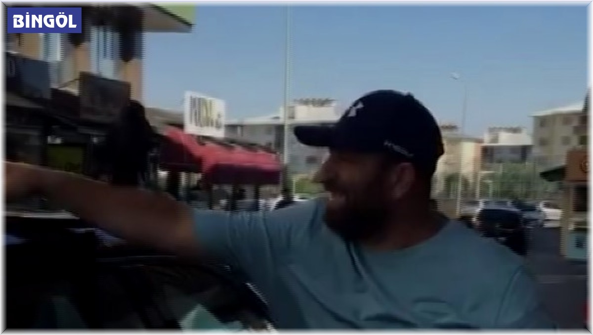 Sıcaktan bitkin düşen kargayı su dökerek serinletti