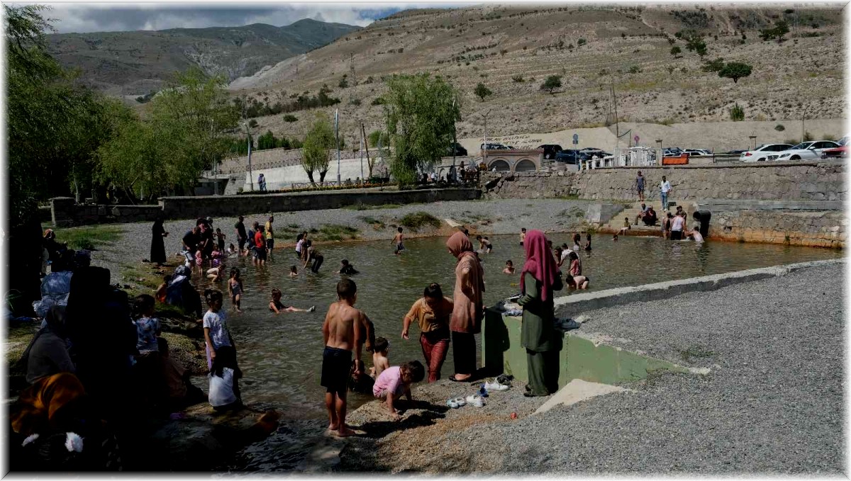 Sıcaktan bunalan çocuklar havuzda serinledi