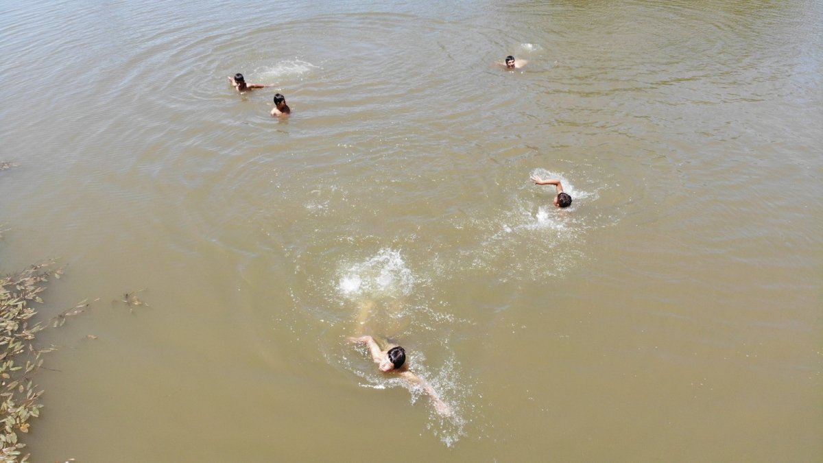 Sıcaktan bunalan çocuklar tehlikeye balıklama atlıyor