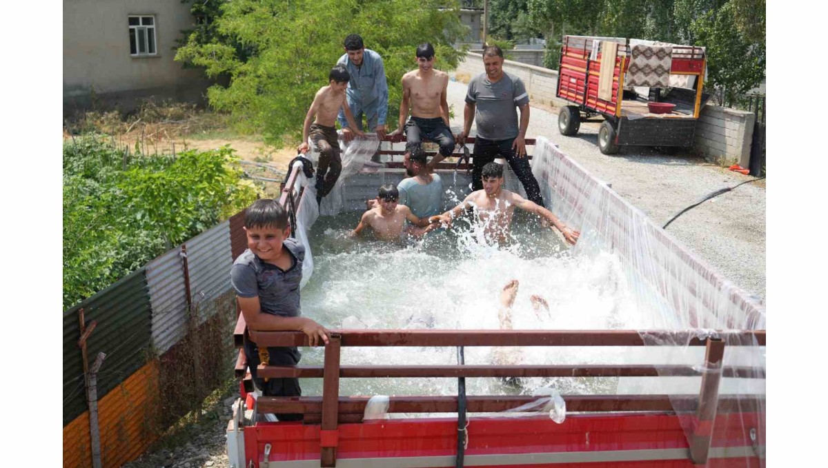 Sıcaktan bunalan gençler römorktan havuz yaptı