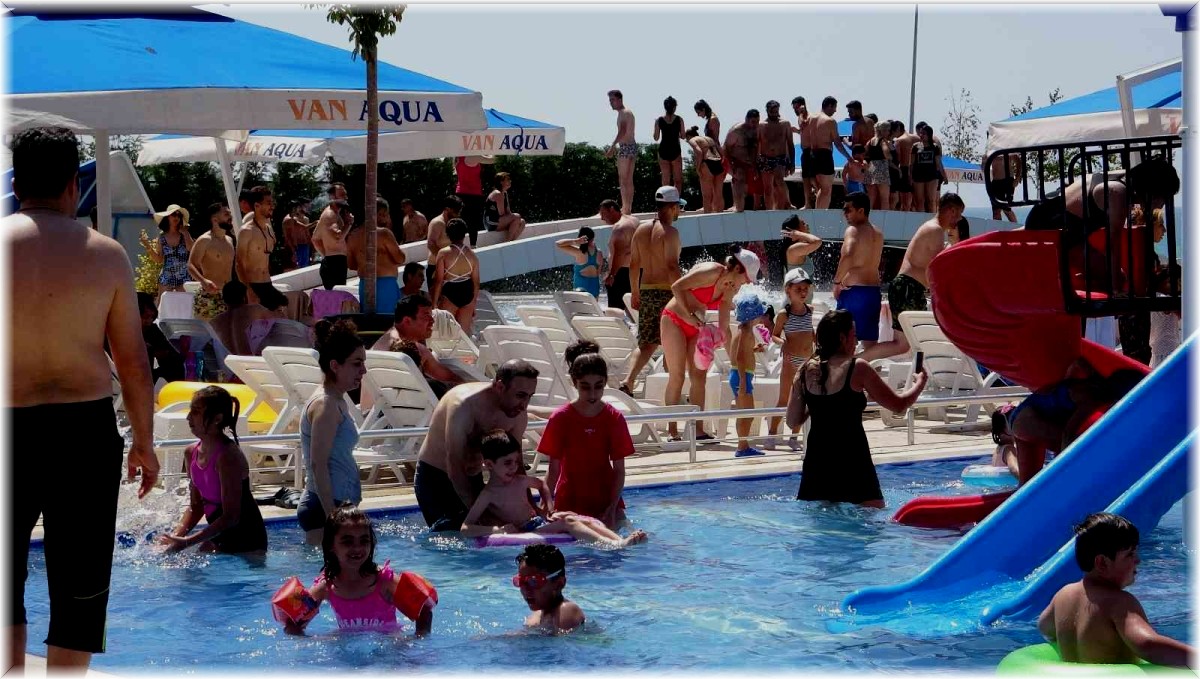Sıcaktan bunalan İranlı turistler aquaparka akın etti