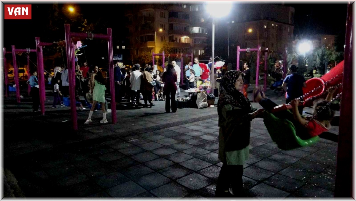 Sıcaktan bunalan vatandaşlar akşam parklara akın etti