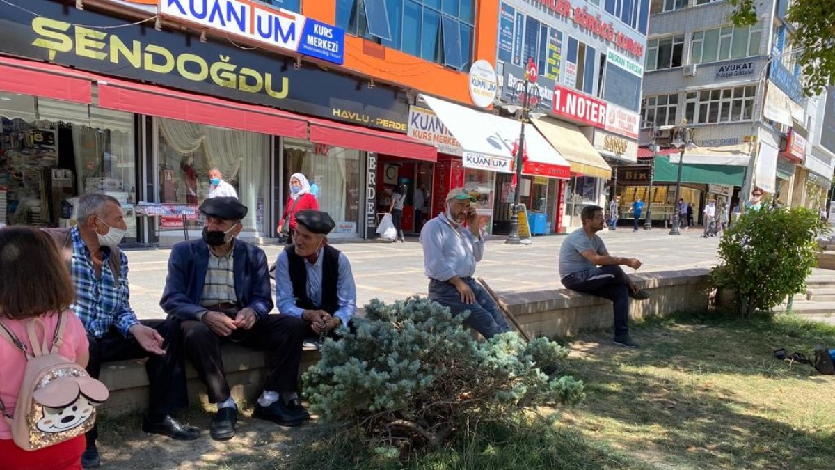 Sıcaktan bunalan vatandaşlar çeşme başında serinliyor