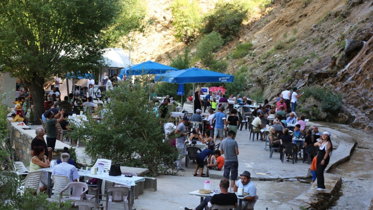 Sıcaktan bunalan vatandaşlar, efsaneye konu olan şelalede serinliyor