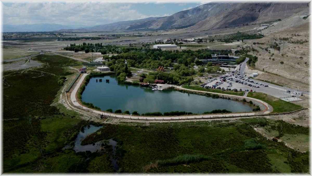 Sıcaktan bunalan vatandaşlar soluğu 'Ekşisu'da aldı