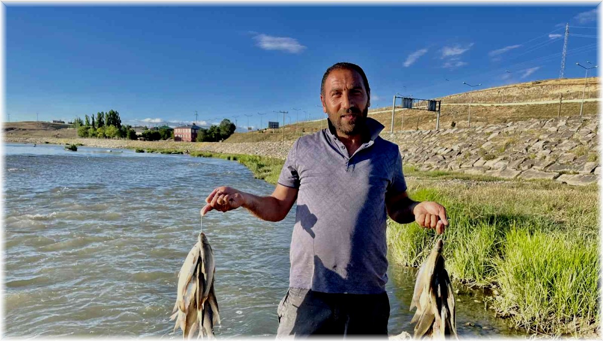 Sıcaktan bunalan vatandaşlar soluğu Murat Nehri'nde aldı