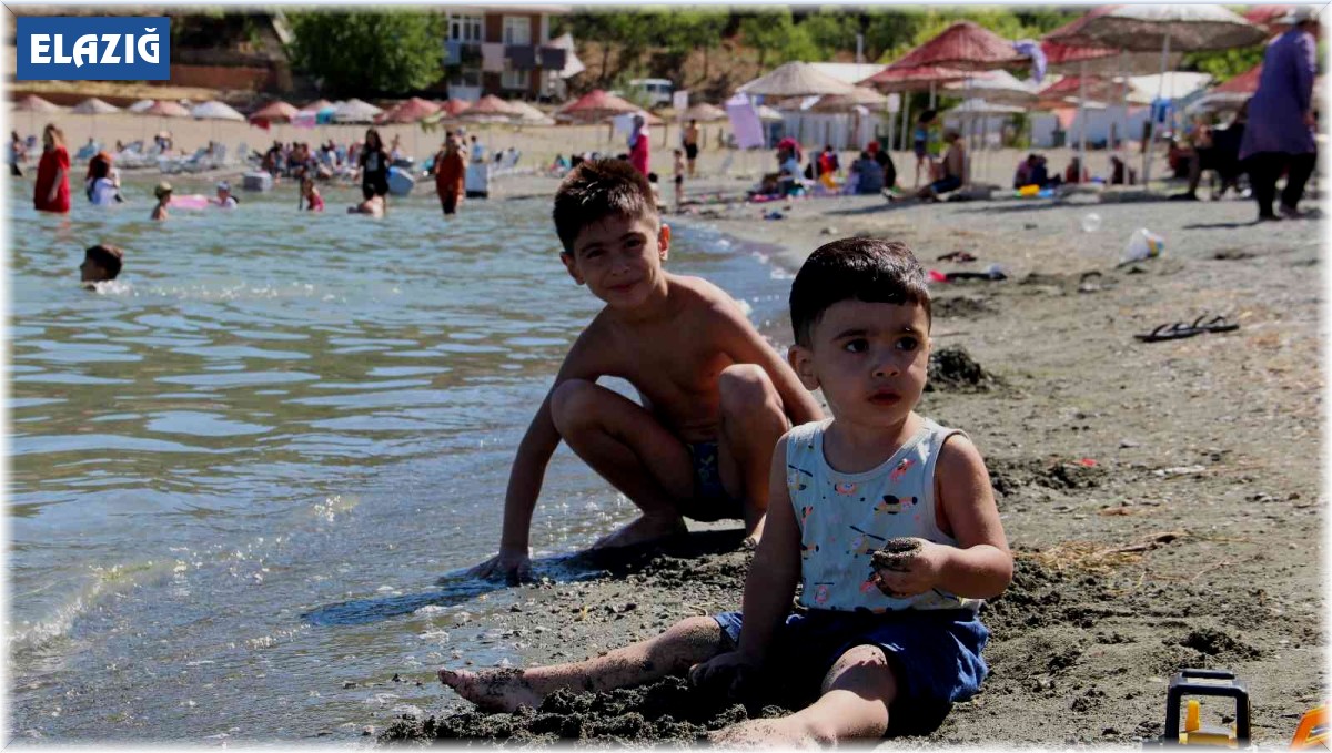 Sıcaktan bunalanlar Hazar Gölü'ne akın etti