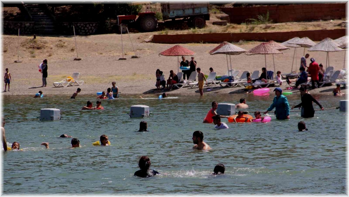 Sıcaktan bunalanlar Hazar Gölü'ne akın etti, plajlar Ege ve Akdeniz'i aratmadı