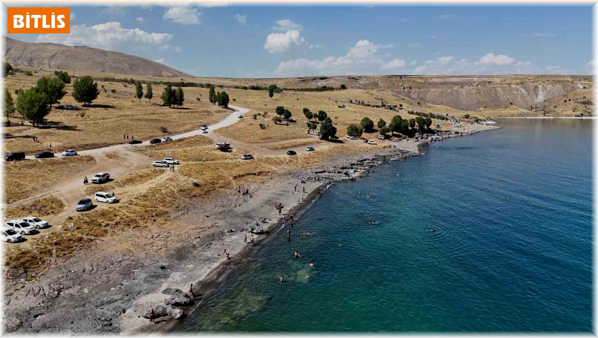 Sıcaktan bunalanlar kendilerini Van Gölü sahillerine attı