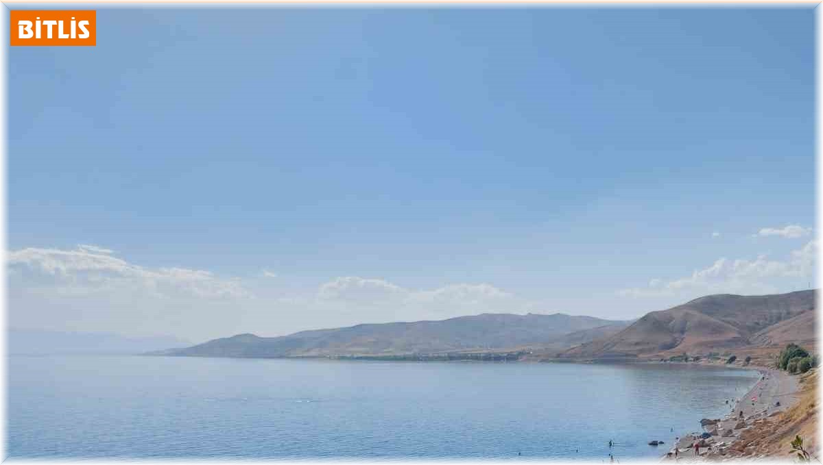 Sıcaktan bunalanlar Van Gölü sahiline akın etti