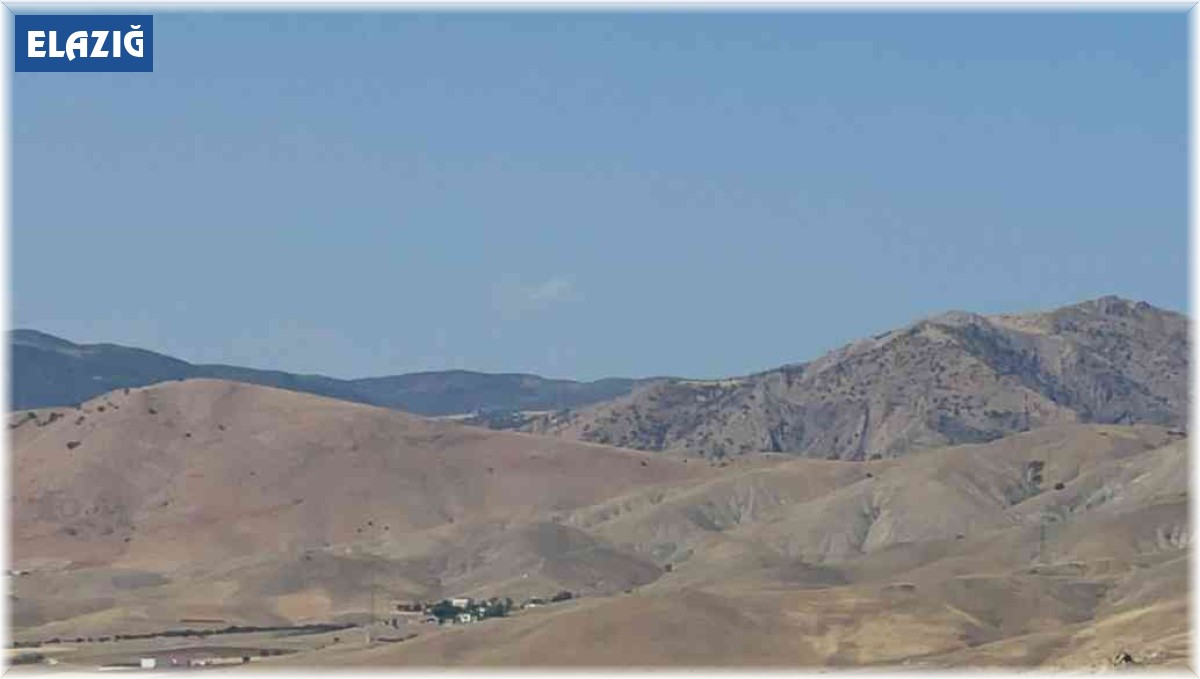 Sıcaktan bunaldılar, baraj ortasına masa sandalye atıp oturdular