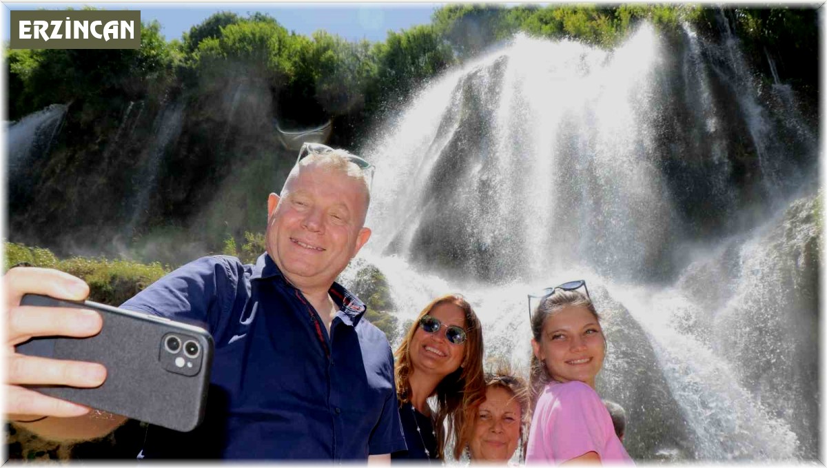 Sıcaktan kaçan Girlevik Şelalesinde serinliyor