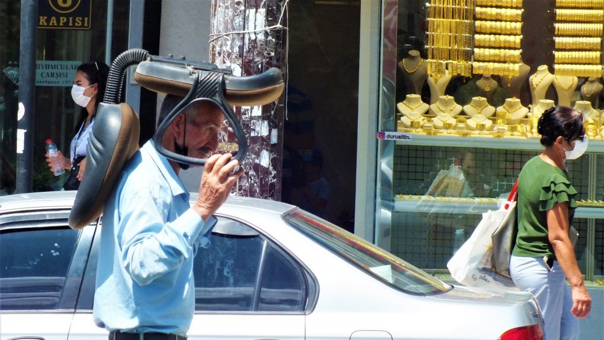 Sıcaktan korunmak isteyen vatandaştan ilginç yöntem: Kafasının üstünde koltukla yürüdü