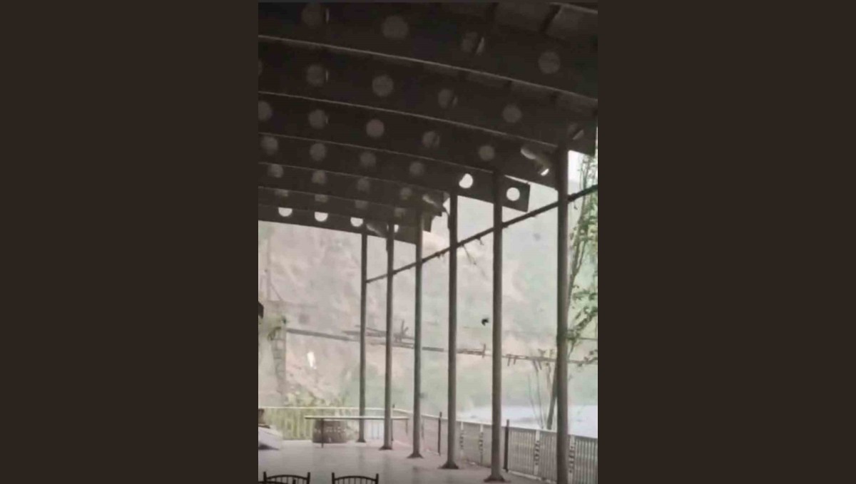 Şiddetli fırtına hayatı felç etti