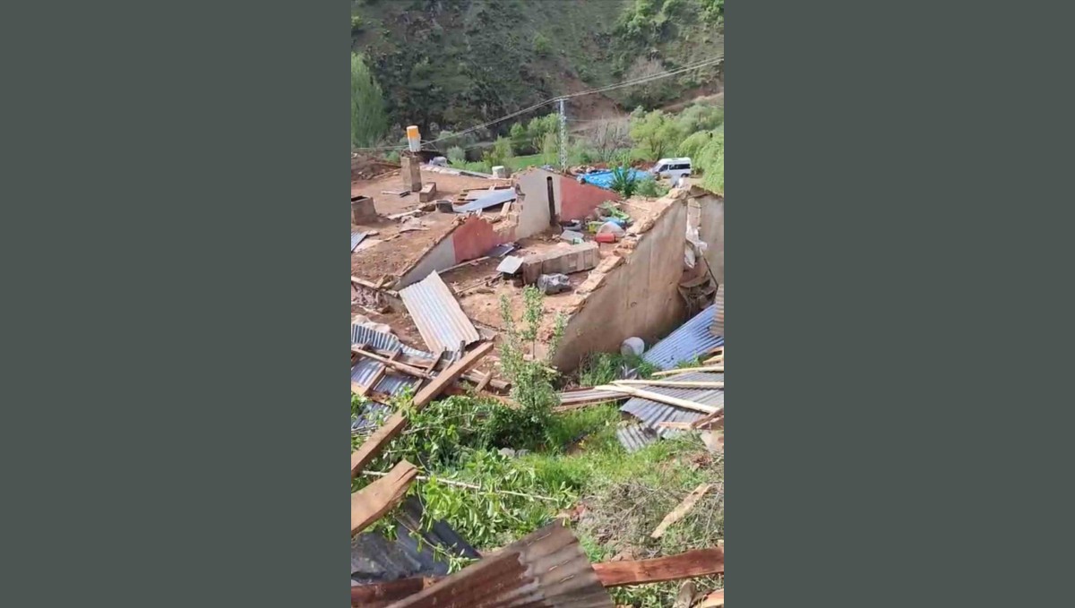 Şiddetli fırtına Şemdinli'de bir köyü harabeye çevirdi