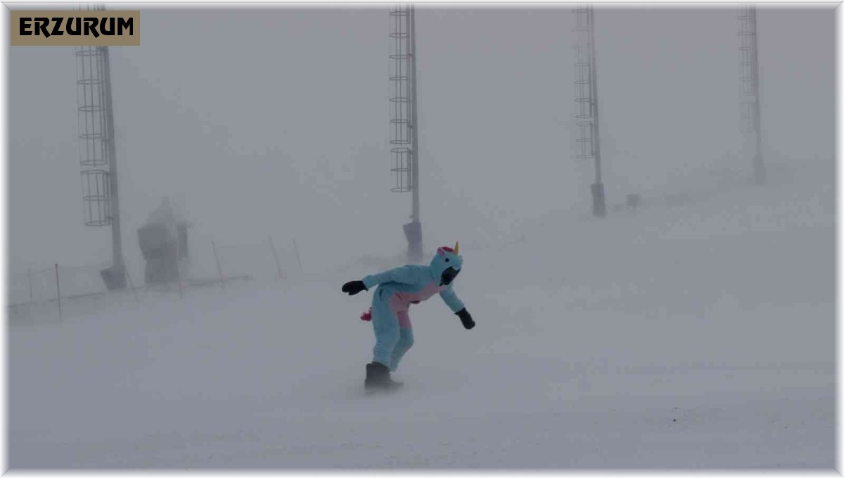 Şiddetli kar fırtınası, Palandöken'de kayak yapanlara zor anlar yaşattı
