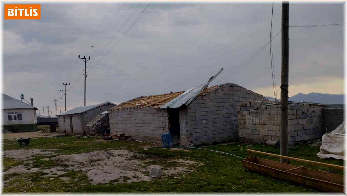 Şiddetli rüzgar çatıları uçurdu