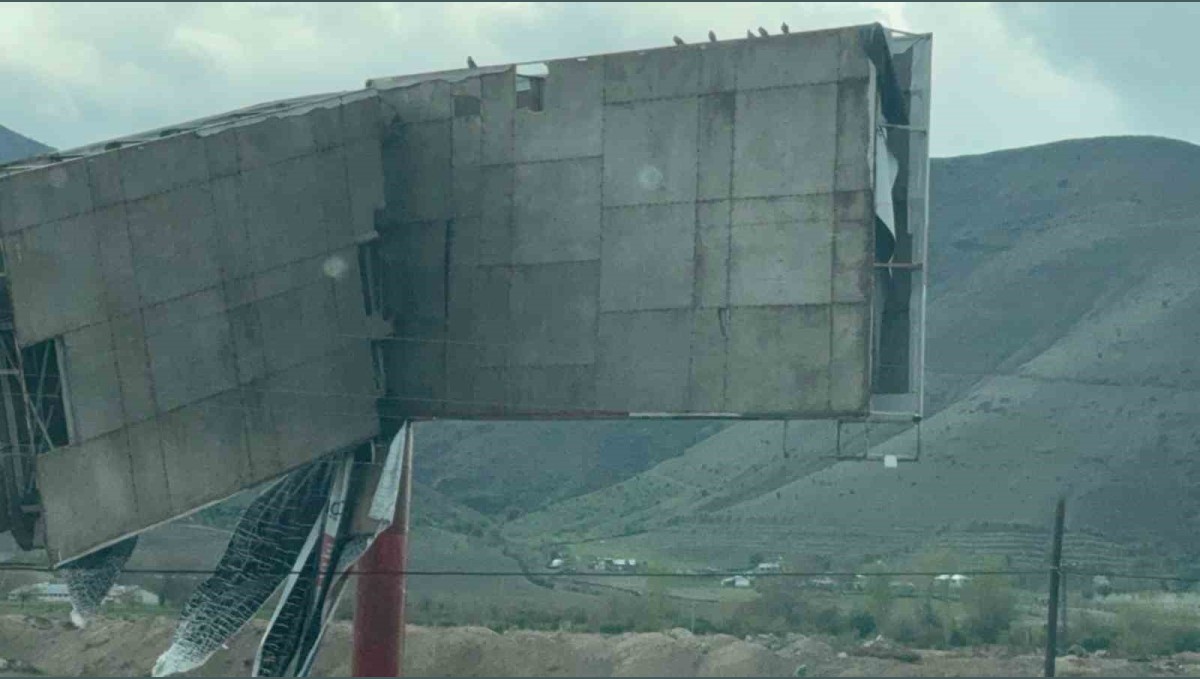 Şiddetli rüzgar reklam panosunu devirdi