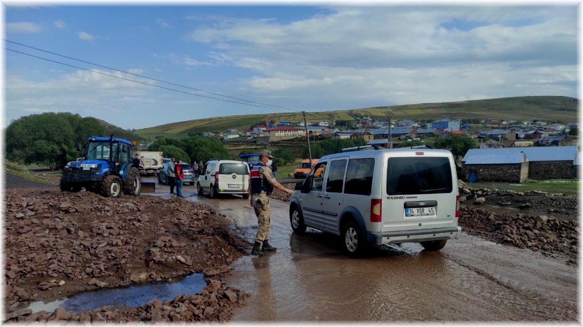 Şiddetli yağış Ardahan’da sele ve heyelana neden oldu